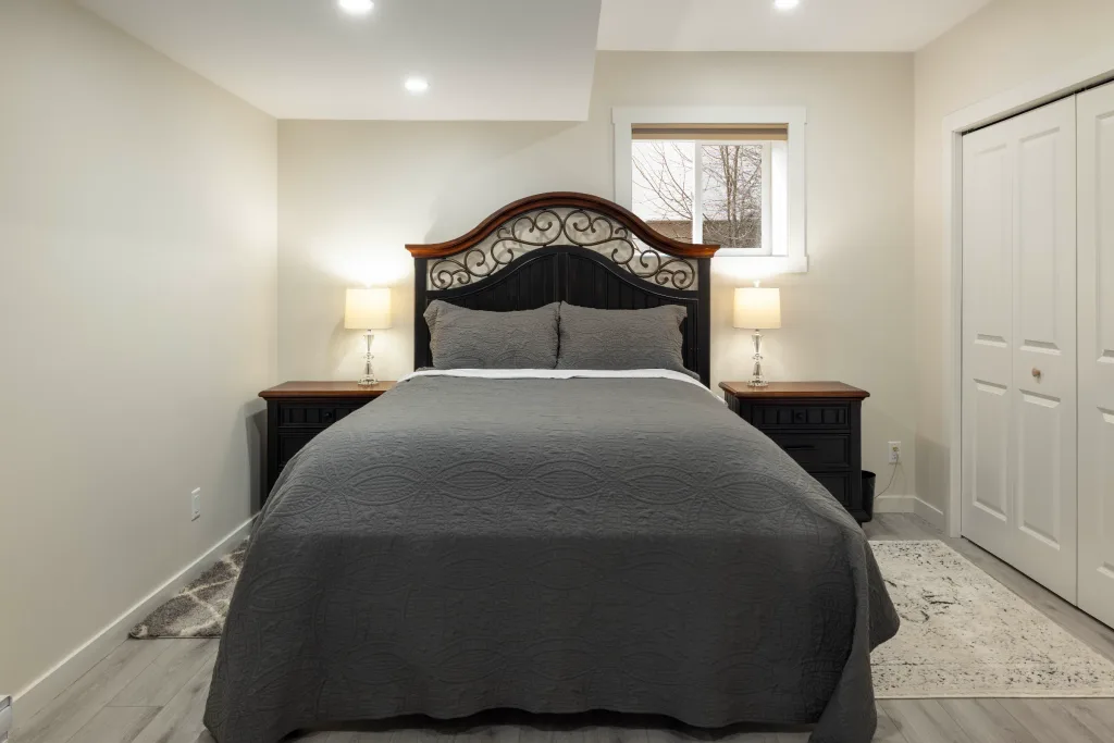 New Walkout Suite - Easy Commute to Kelowna General Hospital